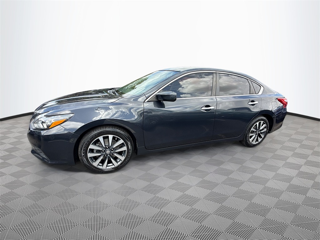 2017 Nissan Altima 2.5 SV Image 1 of 32