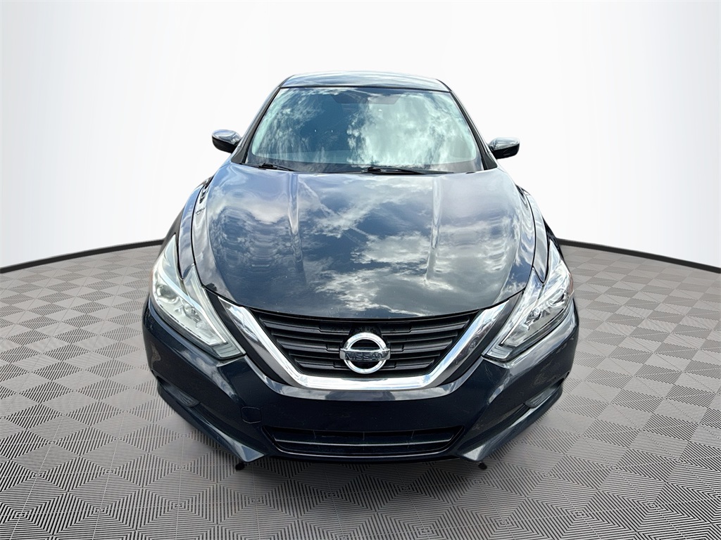 2017 Nissan Altima 2.5 SV Image 2 of 32