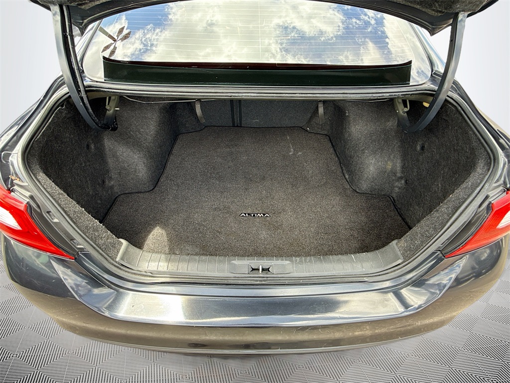 2017 Nissan Altima 2.5 SV Image 9 of 32