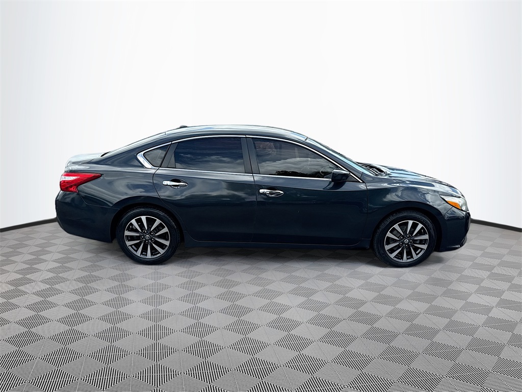 2017 Nissan Altima 2.5 SV Image 4 of 32
