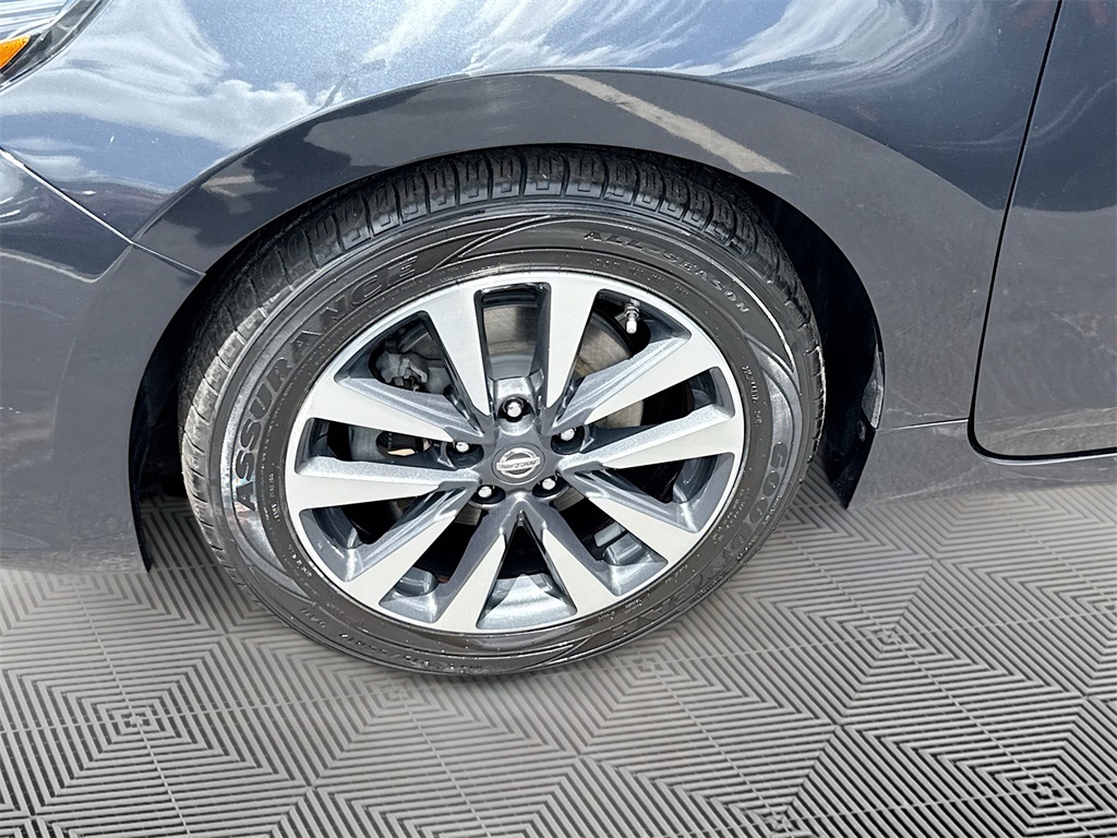 2017 Nissan Altima 2.5 SV Image 8 of 32