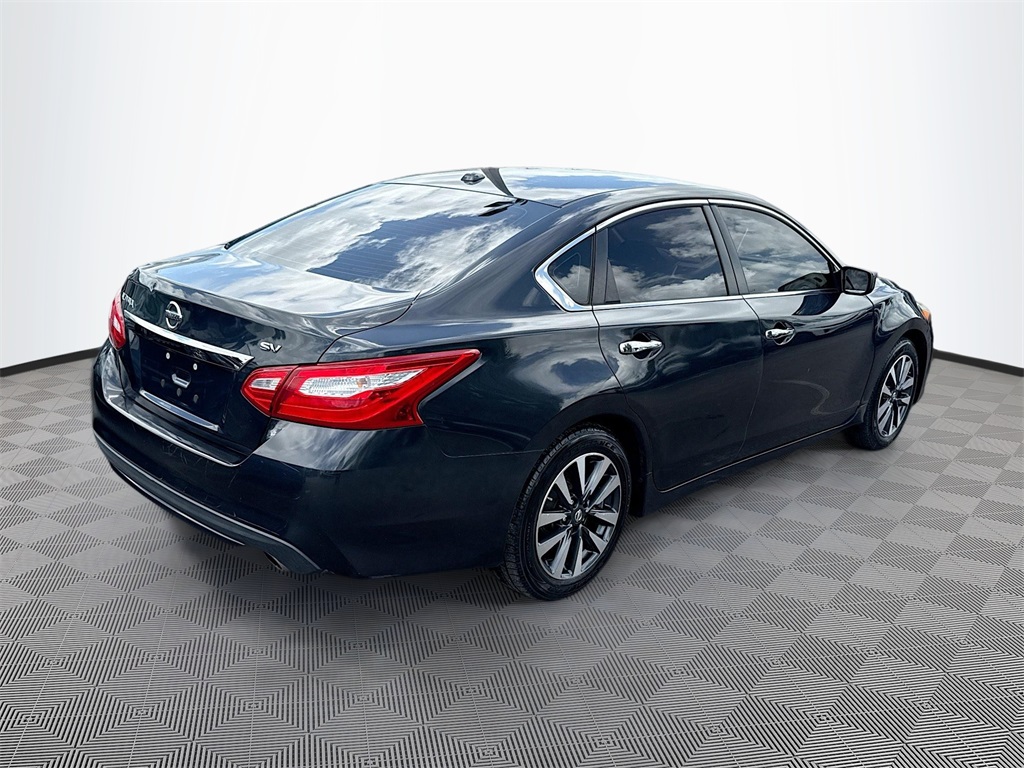 2017 Nissan Altima 2.5 SV Image 5 of 32