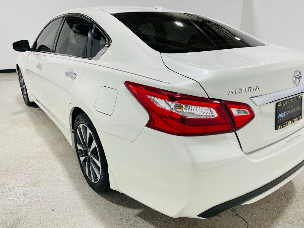 Vehicle image 16 of 50