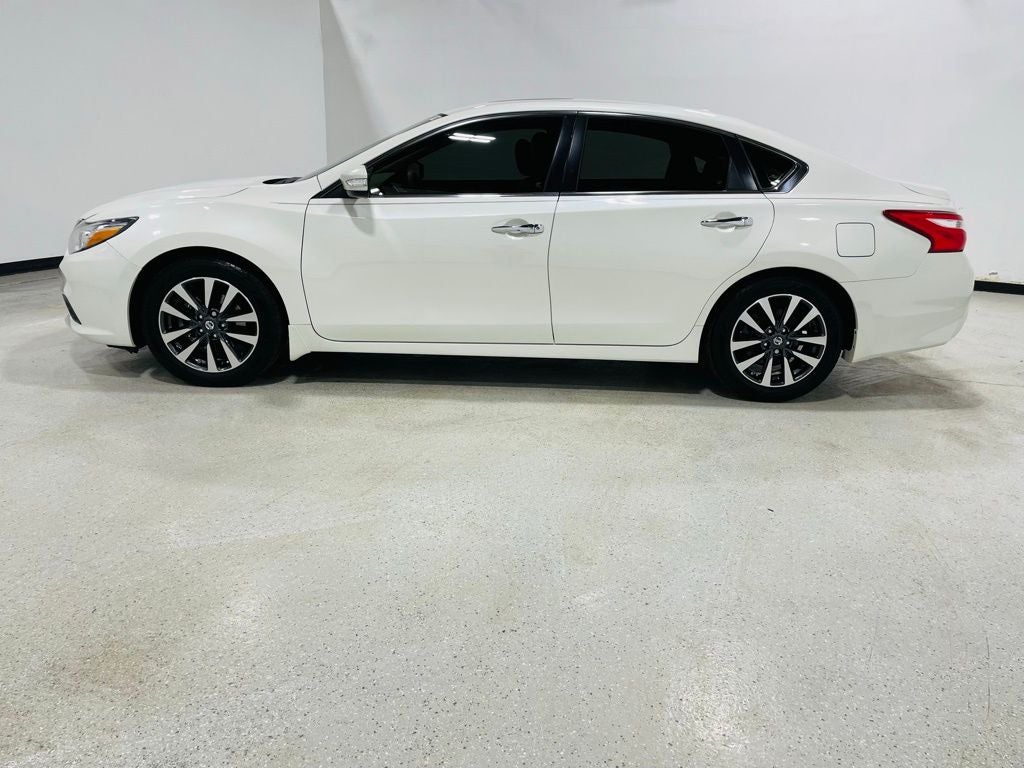 Vehicle image 17 of 50