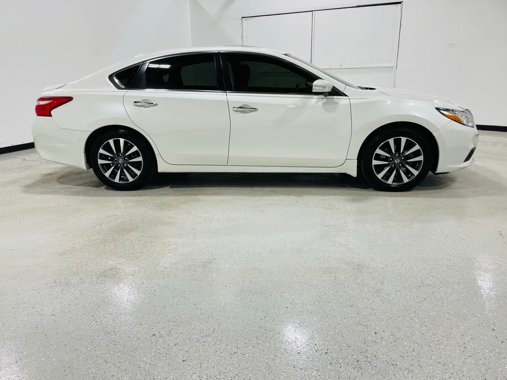 Vehicle image 12 of 50