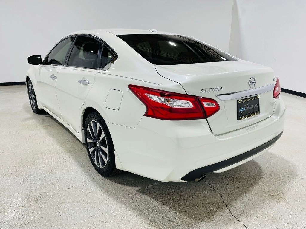 Vehicle image 15 of 50