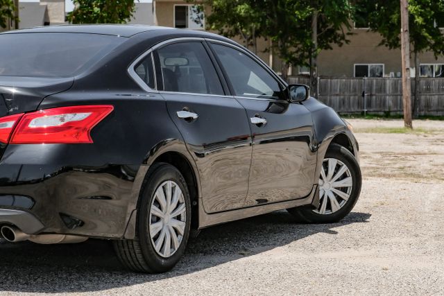2017 Nissan Altima 2.5 S Image 9 of 60