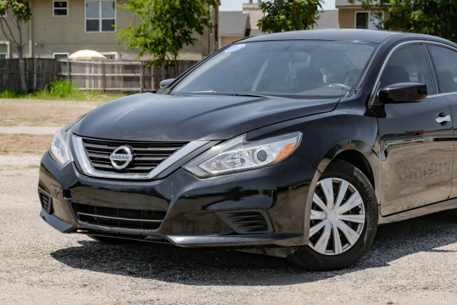 2017 Nissan Altima 2.5 S Image 1 of 60