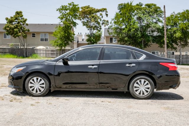 2017 Nissan Altima 2.5 S Image 11 of 60