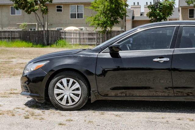 2017 Nissan Altima 2.5 S Image 12 of 60