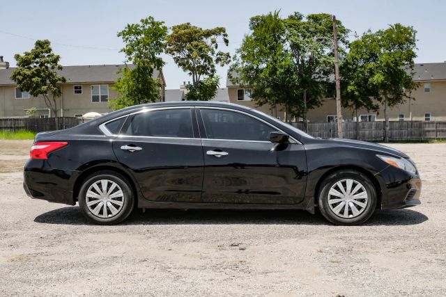2017 Nissan Altima 2.5 S Image 6 of 60