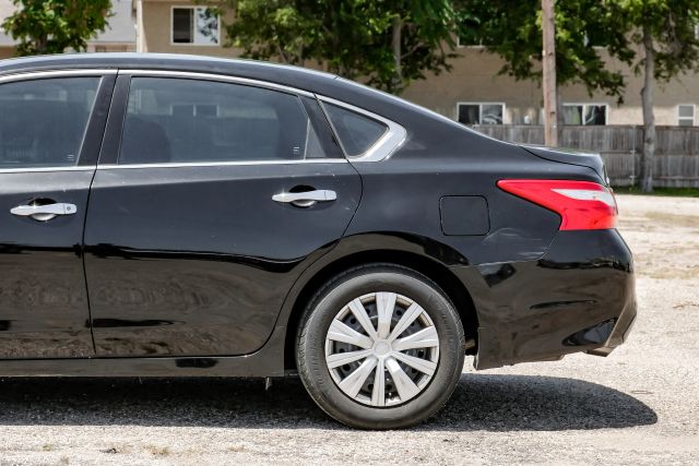 2017 Nissan Altima 2.5 S Image 13 of 60