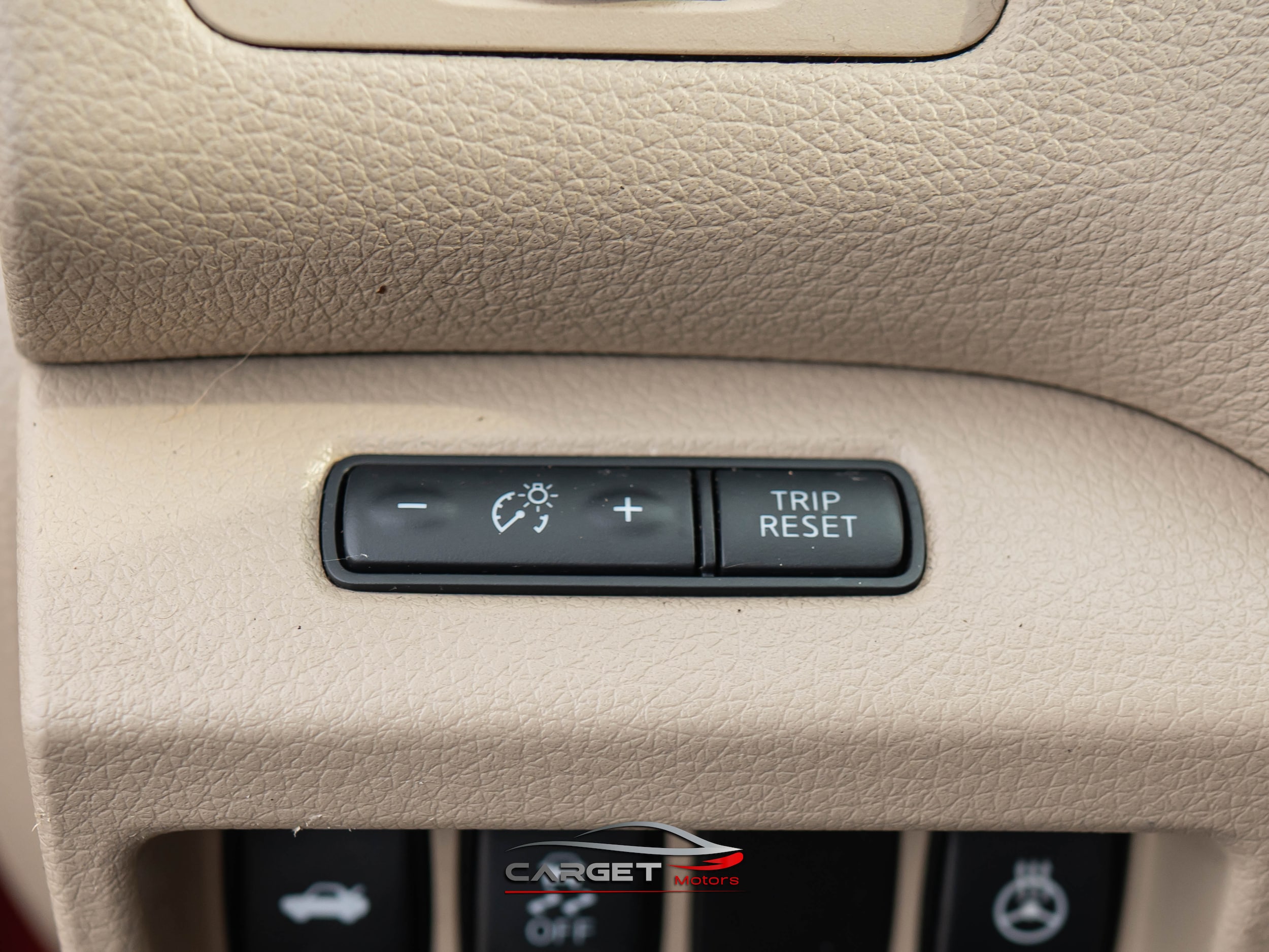 Vehicle image 32 of 49