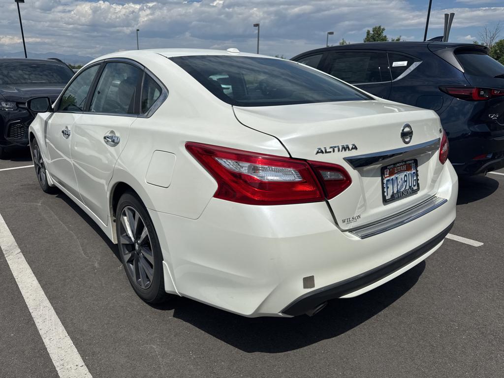 Vehicle image 5 of 7