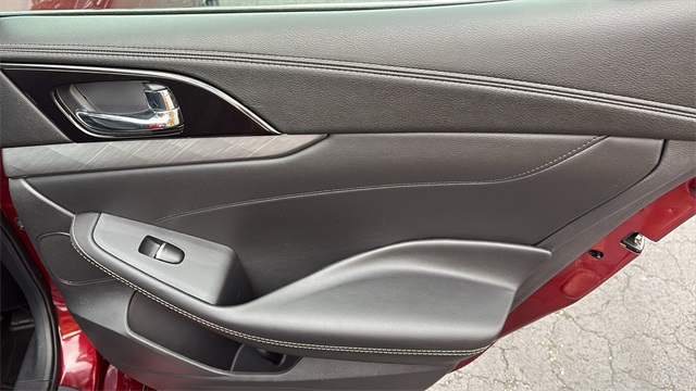 Vehicle image 25 of 33