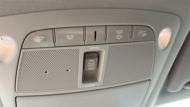 Vehicle image 28 of 33