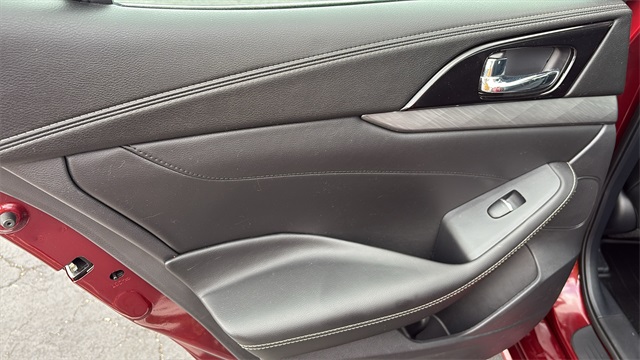 Vehicle image 24 of 33