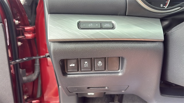 Vehicle image 31 of 33