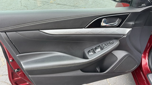 Vehicle image 23 of 33