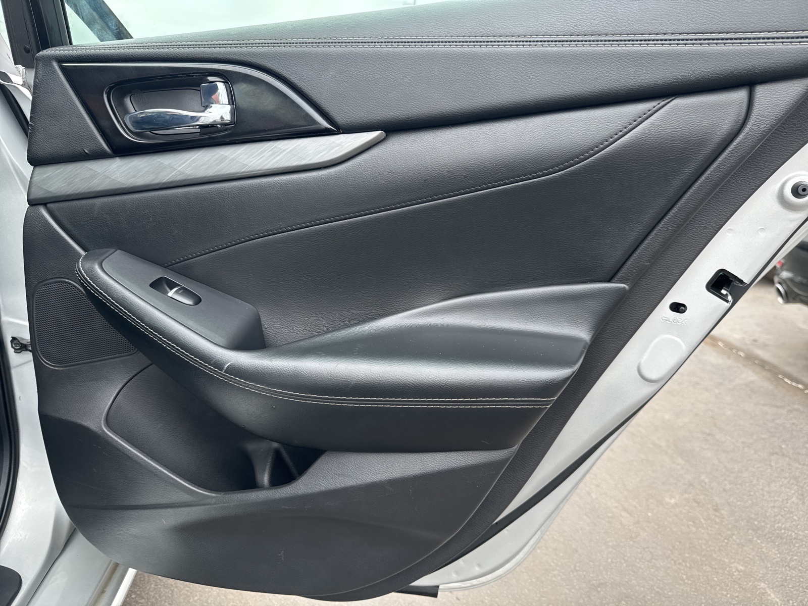 Vehicle image 27 of 44