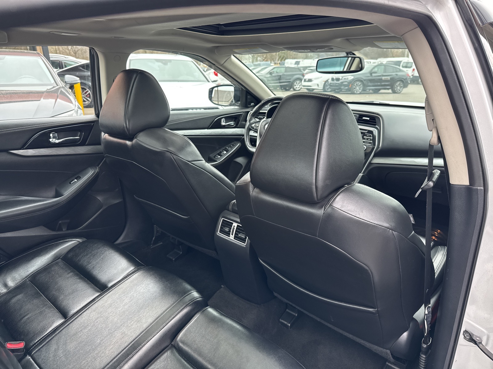 Vehicle image 25 of 44