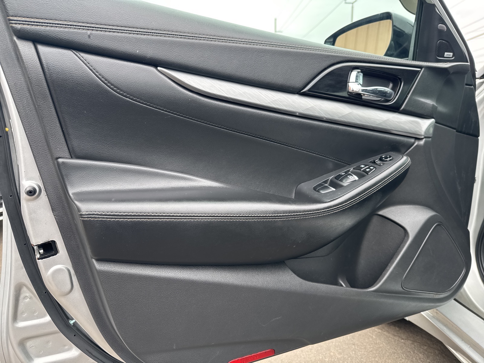 Vehicle image 13 of 44