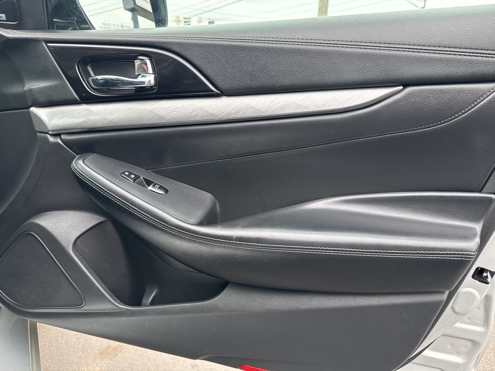 Vehicle image 32 of 44