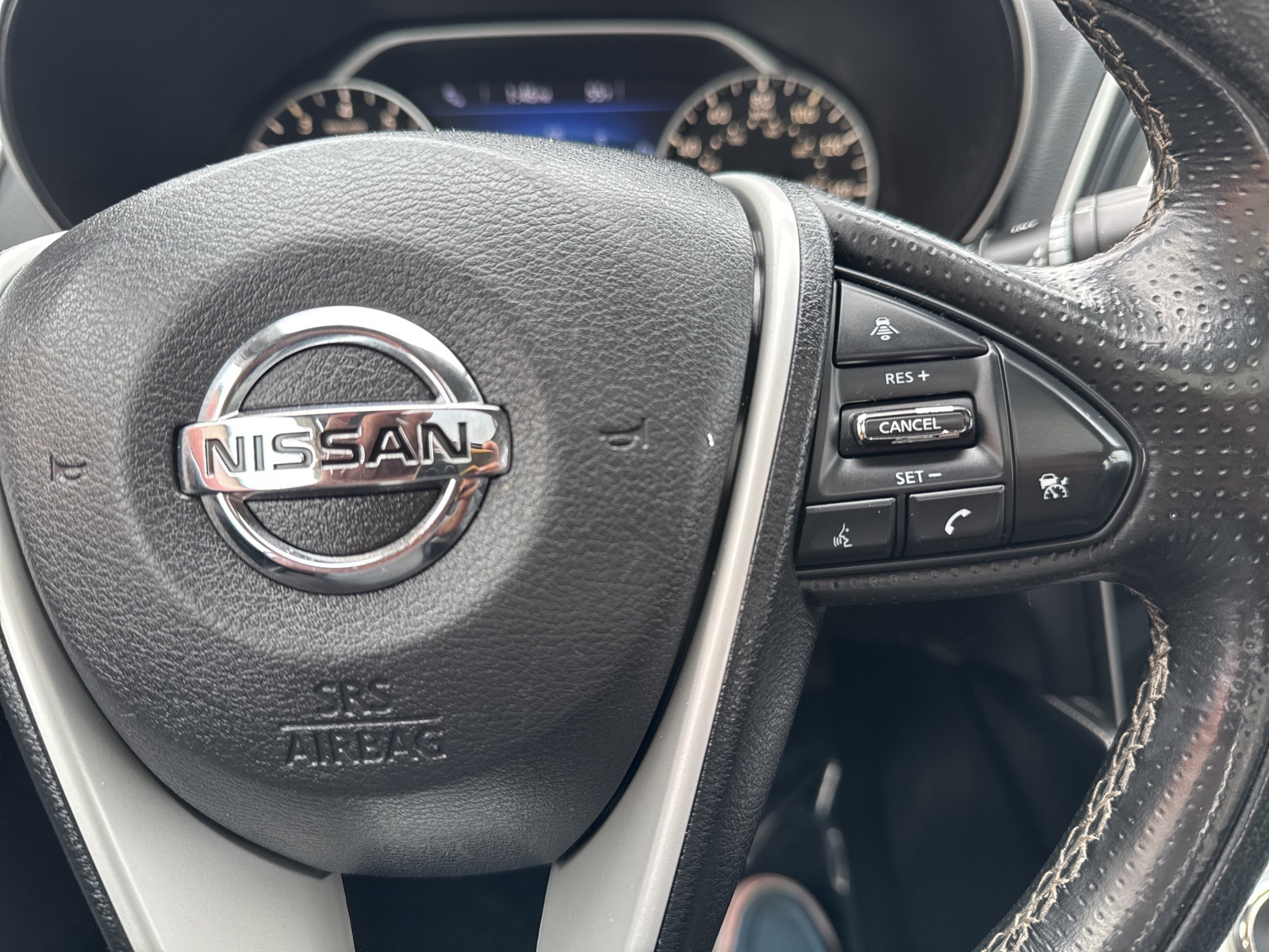 Vehicle image 37 of 44