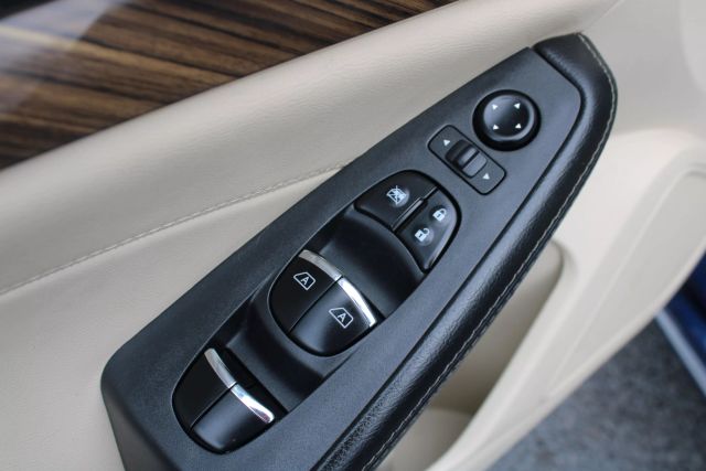 Vehicle image 8 of 35