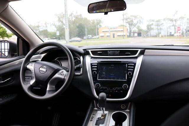 Vehicle image 14 of 18