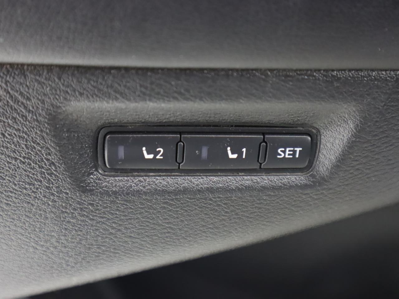 Vehicle image 32 of 49