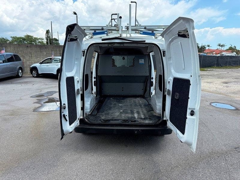 Vehicle image 25 of 30
