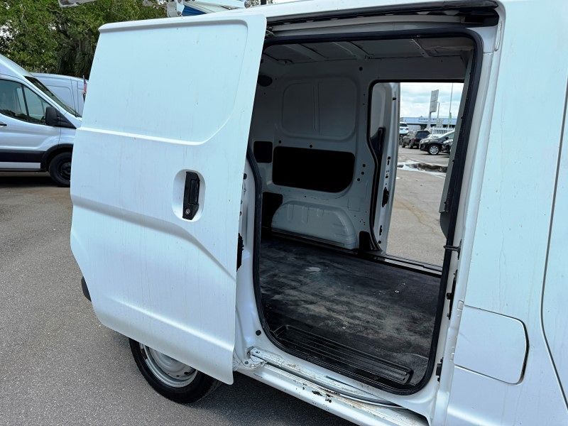 Vehicle image 27 of 30