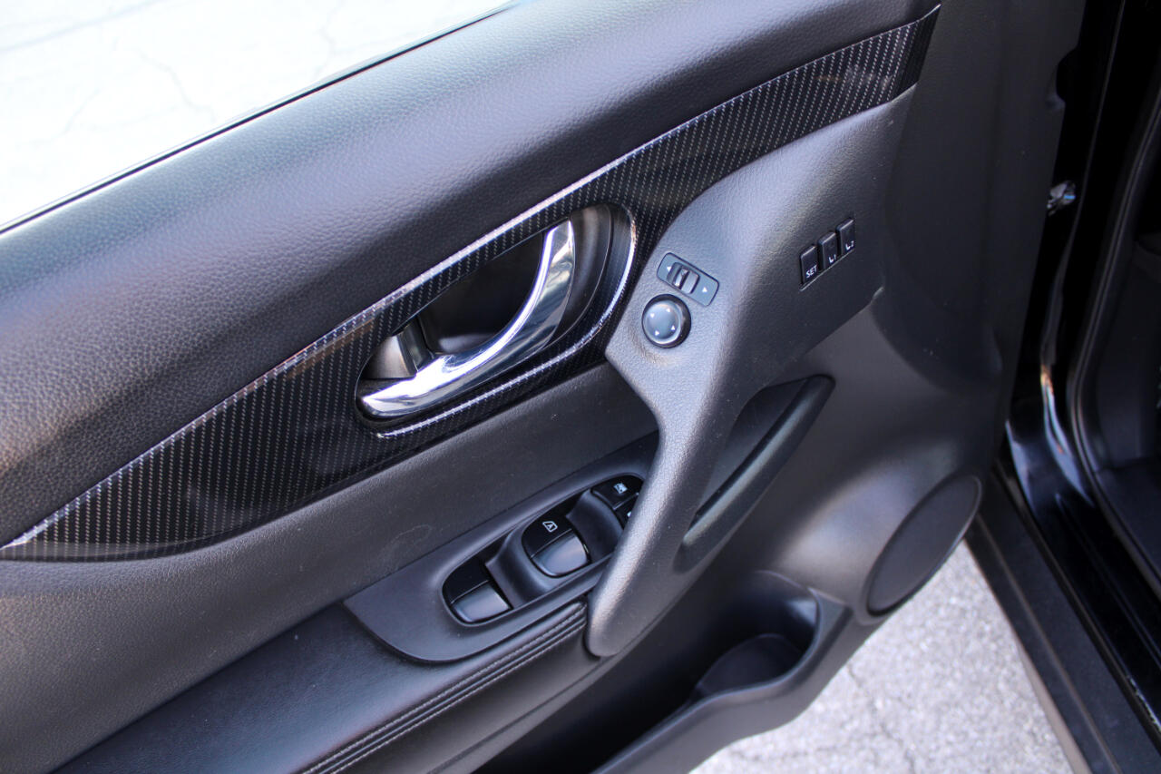 Vehicle image 21 of 33