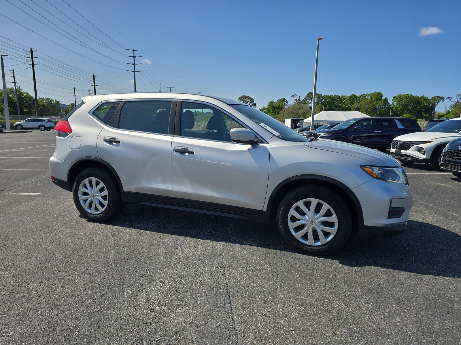 2017 Nissan Rogue S Image 2 of 28