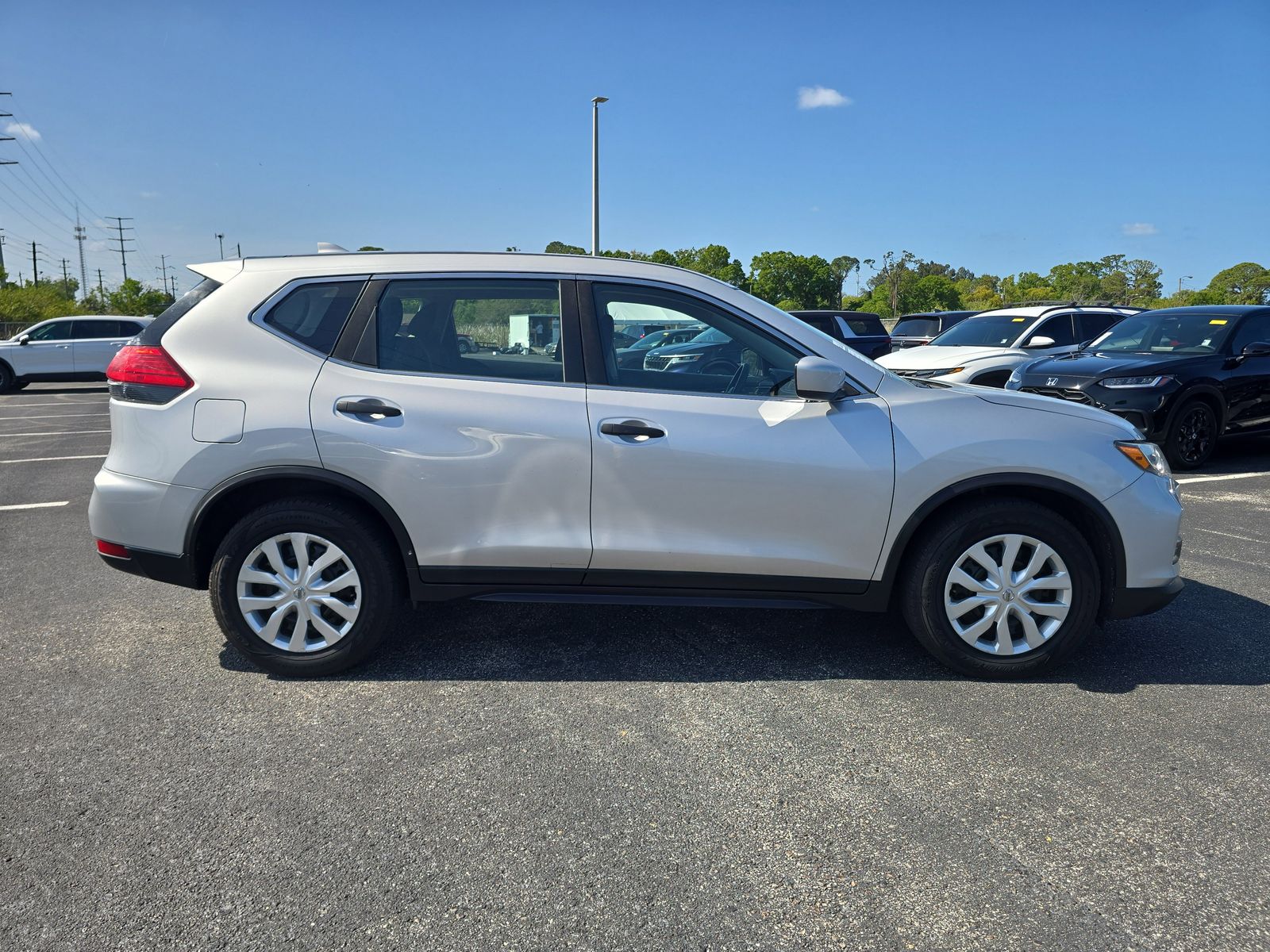 2017 Nissan Rogue S Image 3 of 28