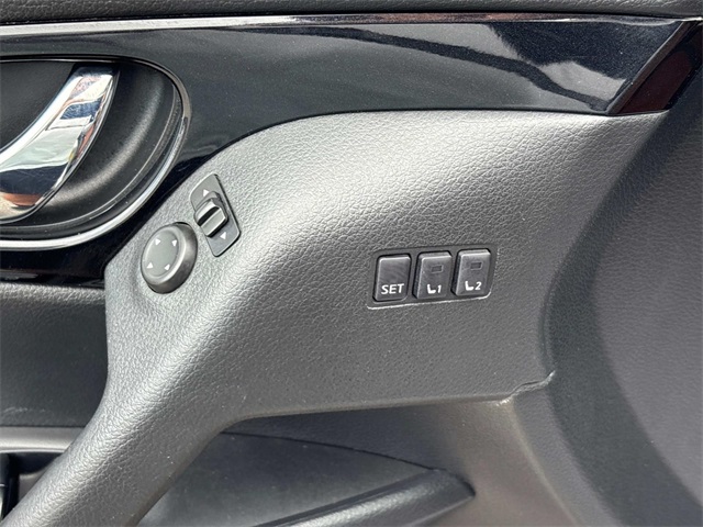 Vehicle image 25 of 42
