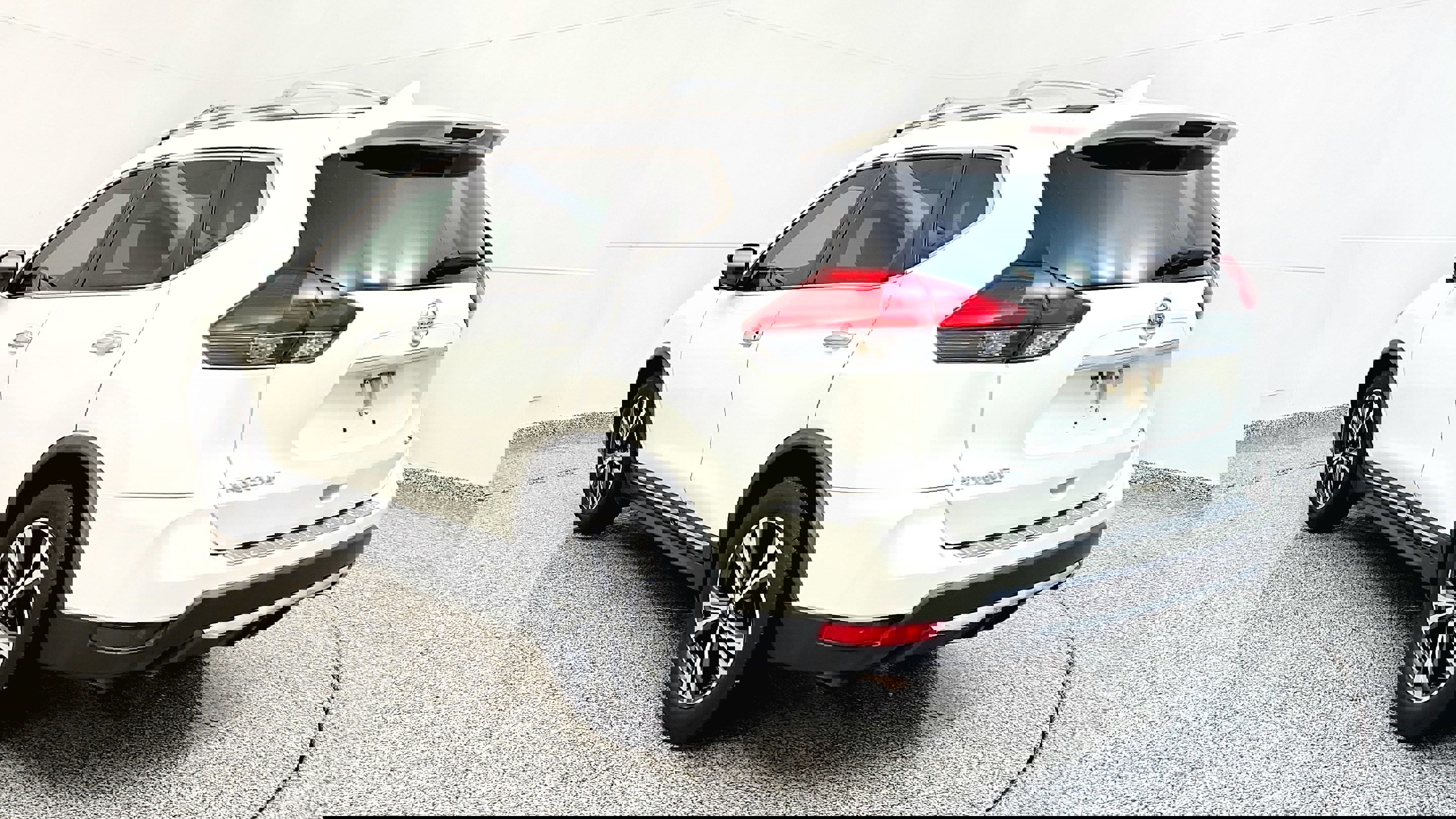 Vehicle image 17 of 33