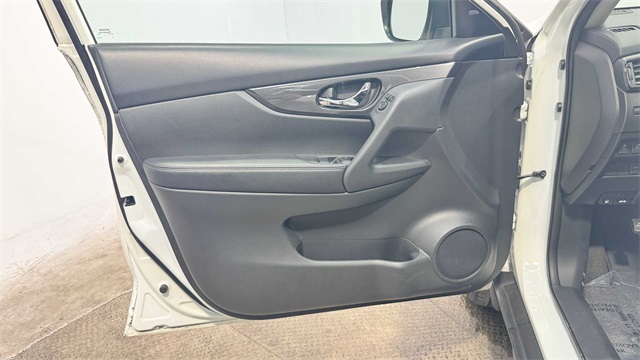 Vehicle image 23 of 30