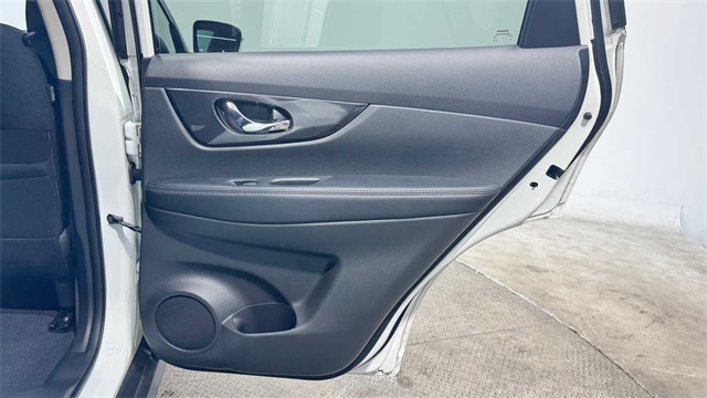 Vehicle image 21 of 30