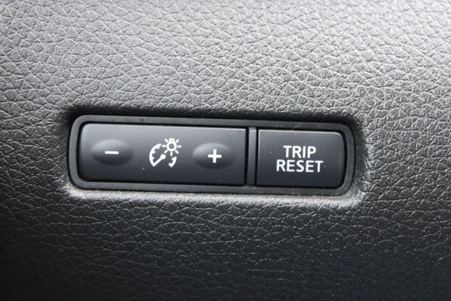 Vehicle image 25 of 42