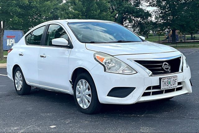 2017 Nissan Versa SV Image 2 of 4