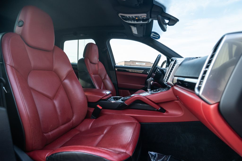 2017 Porsche Cayenne E-Hybrid S Image 13 of 41