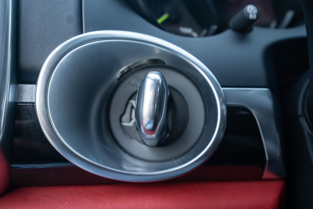 2017 Porsche Cayenne E-Hybrid S Image 36 of 41