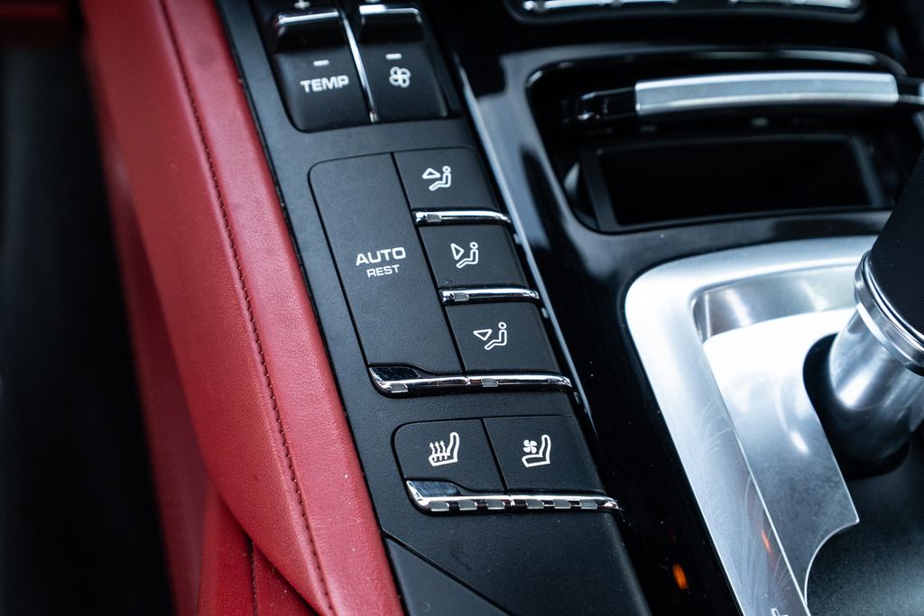 2017 Porsche Cayenne E-Hybrid S Image 35 of 41