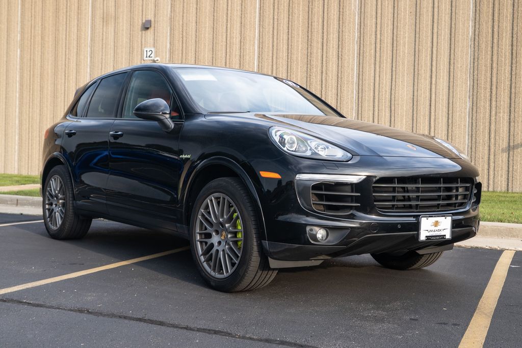 2017 Porsche Cayenne E-Hybrid S Image 3 of 41