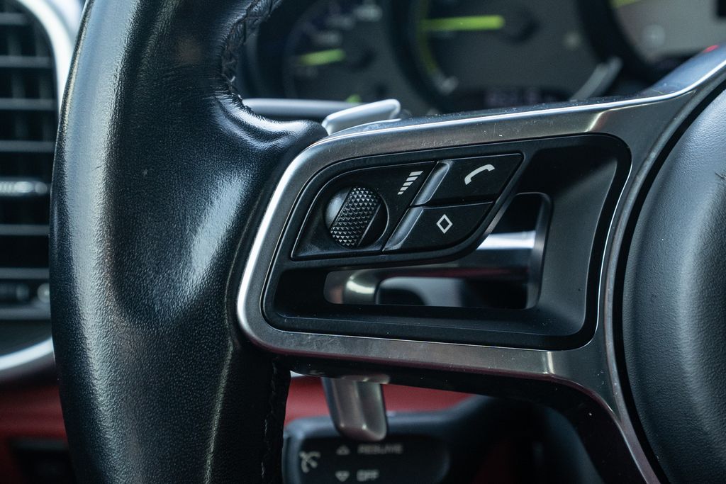 2017 Porsche Cayenne E-Hybrid S Image 25 of 41