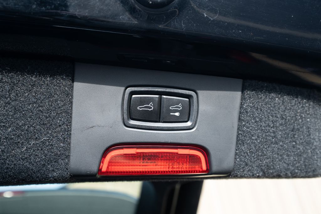 2017 Porsche Cayenne E-Hybrid S Image 38 of 41