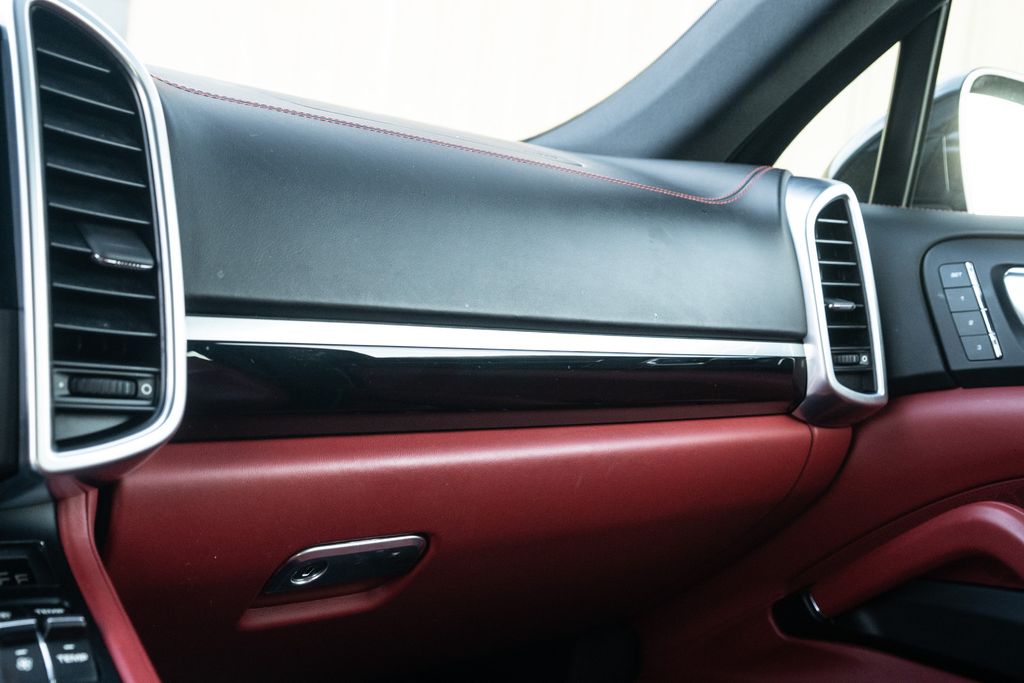 2017 Porsche Cayenne E-Hybrid S Image 37 of 41