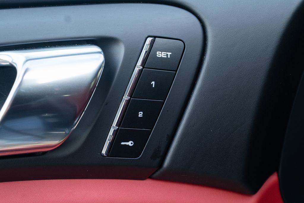 2017 Porsche Cayenne E-Hybrid S Image 23 of 41